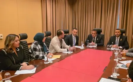 وزير الصحة يناقش الأوضاع مع الأطباء والممرضين المصريين في ليبيا لتعزيز التعاون الصحي