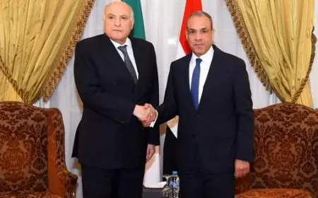 بحث سبل تعزيز العلاقات الثنائية بين وزير الخارجية ونظيره الجزائري لتعزيز الروابط المتميزة بين البلدين الشقيقين