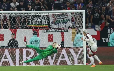 ماتفي سافونوف حارس باريس سان جيرمان يتعرض لإصابة كسر في اليد خلال نهائي كأس إنتركونتيننتال