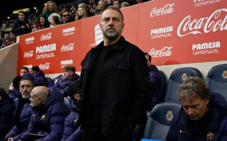 هانزي فليك يشيد بعقلية برشلونة المذهلة رغم الإرهاق ويطمئن حول حالة كوندي