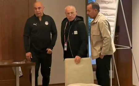 هاني أبو ريدة يجتمع بلاعبي المنتخب الوطني قبل مباراتهم الحاسمة ضد زيمبابوي غدا