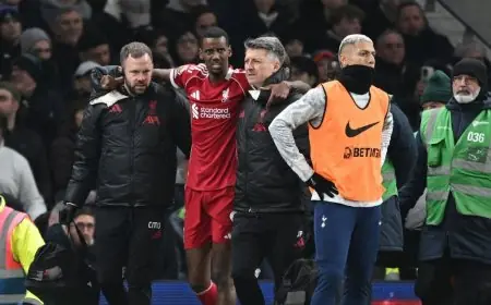 خضوع ألكسندر إيزاك لجراحة الكاحل يربك ليفربول بغياب طويل الأمد