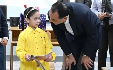 رئيس الوزراء يشارك في فصل دراسي ويستمع لشرح مميز من طالبة بمدرسة أسكر الابتدائية في الجيزة