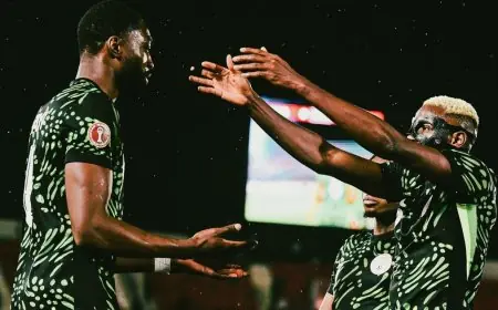 فيكتور أوسيمين يعبر عن غضبه تجاه مدربه أثناء فوز نيجيريا