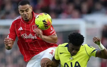 برشلونة يستهدف ضم مدافعين من نوتنغهام فورست