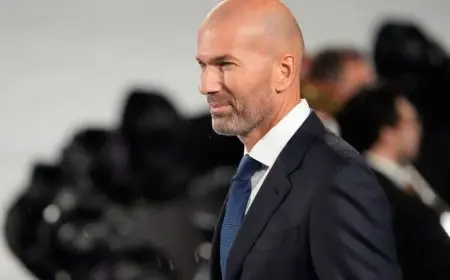 زيدان الأسطورة يحضر القمة العربية ويراقب حارس الجزائر عن كثب