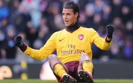 مروان الشماخ يهدي عمدة نيويورك قميص أرسنال كرد للتحية