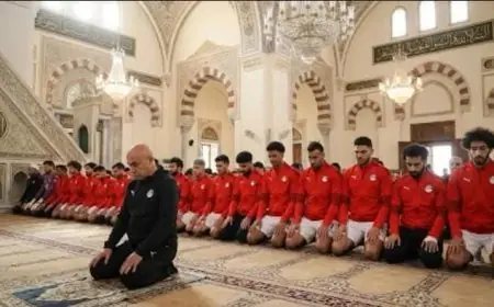 حقيقة صورة أداء لاعبي منتخب مصر لصلاة الجمعة بالشورت قبل مواجهة جنوب إفريقيا