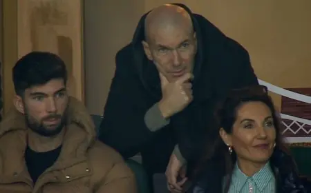 زين الدين زيدان يساند ابنه بحماس من المدرجات في مباراة الجزائر ضد بوركينا فاسو