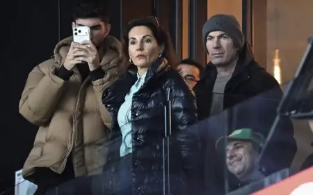 زيدان يشجع نجله من المدرجات في مباراة الجزائر ضد بوركينا فاسو بأمم أفريقيا