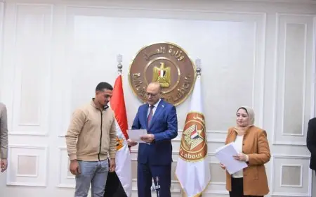 وزير العمل يوزع عقود العمل في الإمارات والأردن ويؤكد: شبابنا هم سفراؤنا في الخارج