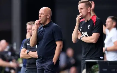 ليفربول يستغني عن خدمات مدربه بعد تلقي 12 هدفاً في شباكه