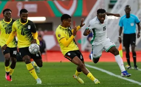 نيجيريا تكتسح أوغندا بثلاثية نظيفة وتتصدر مجموعتها بامتياز