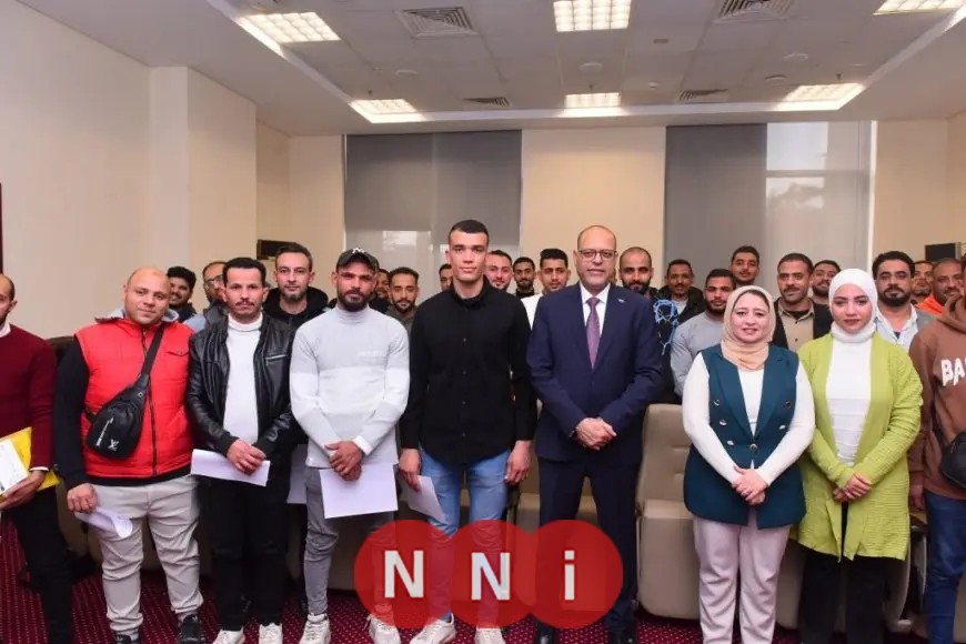 وزير العمل يفتح آفاق جديدة: تسليم 25 عقد عمل لشباب مصري في الإمارات