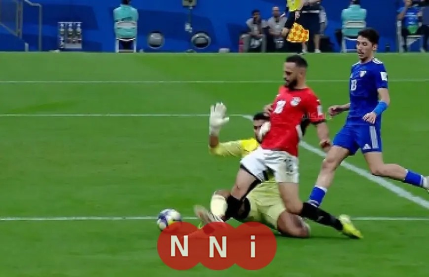 طرد حارس الكويت بعد تدخل عنيف على مروان حمدي في المباراة