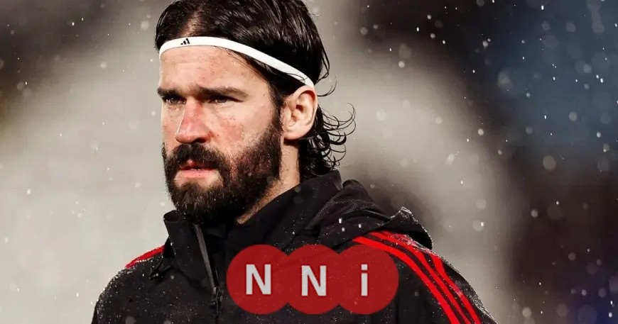 أليسون حارس ليفربول يدعم سلوت ويوجه انتقادات لصديقه النجم صلاح