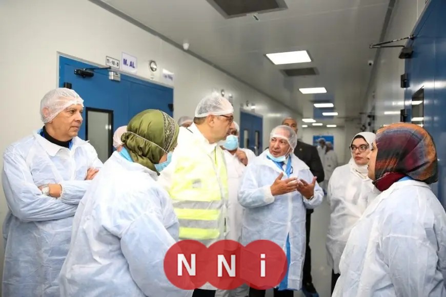 وزير قطاع الأعمال العام يتابع سير العمل والإنتاج خلال زيارته لشركة القاهرة للأدوية
