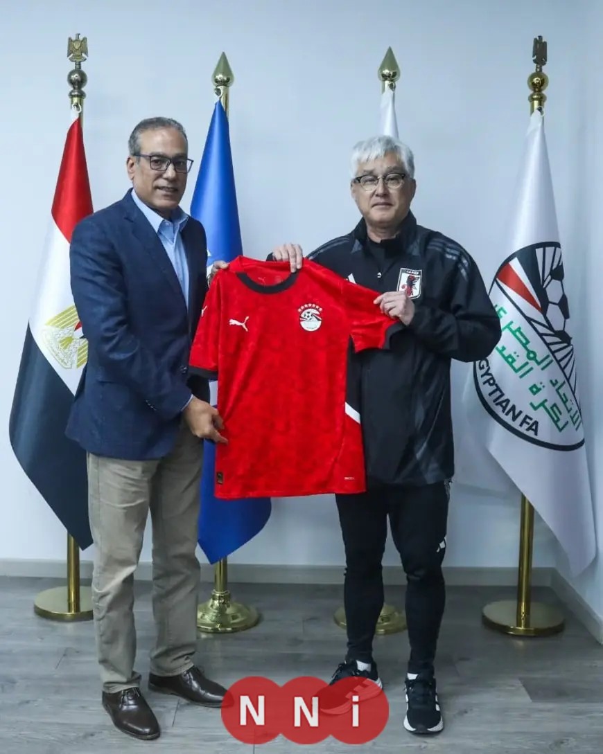 مصطفى عزام يستقبل رئيس بعثة منتخب اليابان وتبادل الدروع في لقاء رسمي مميز