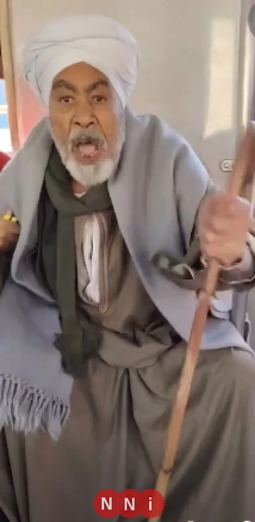 صعيدي ينتقد فتاة بسبب جلوسها في المترو واضعة رجل على رجل