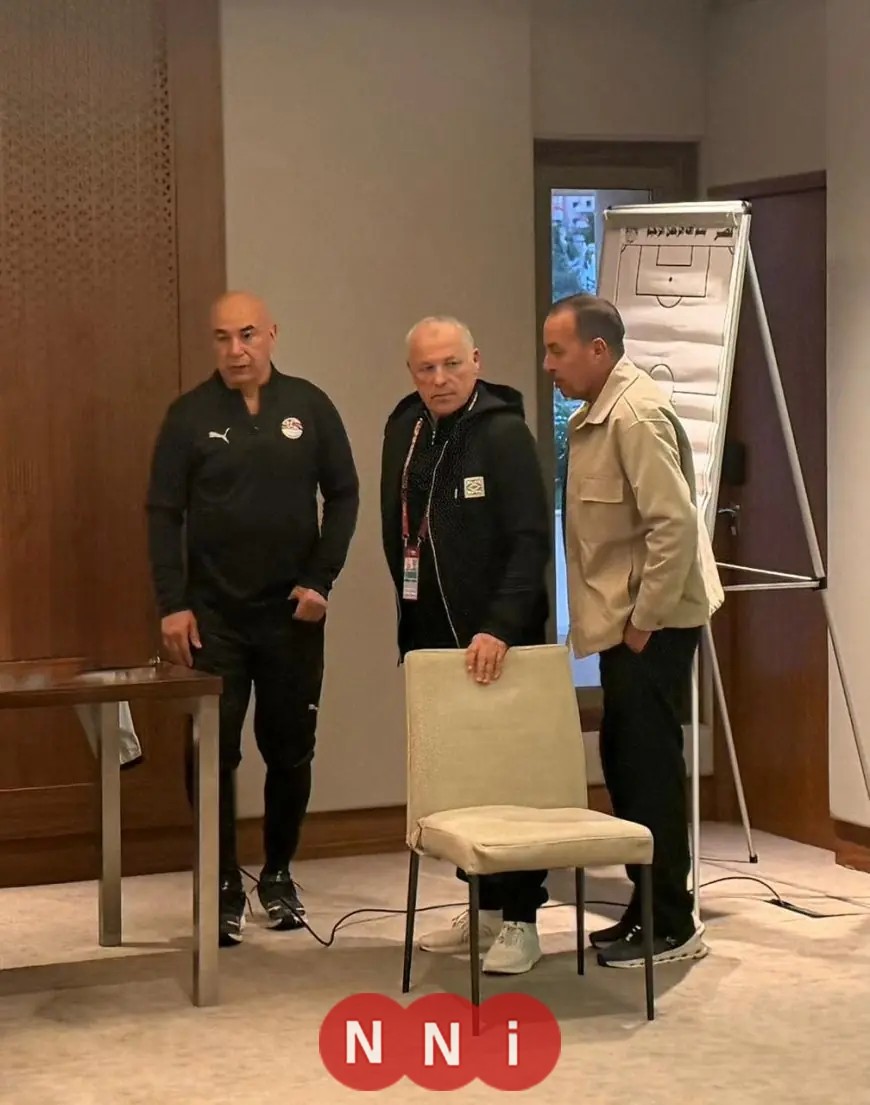 هاني أبو ريدة يجتمع بلاعبي المنتخب الوطني قبل مباراتهم الحاسمة ضد زيمبابوي غدا