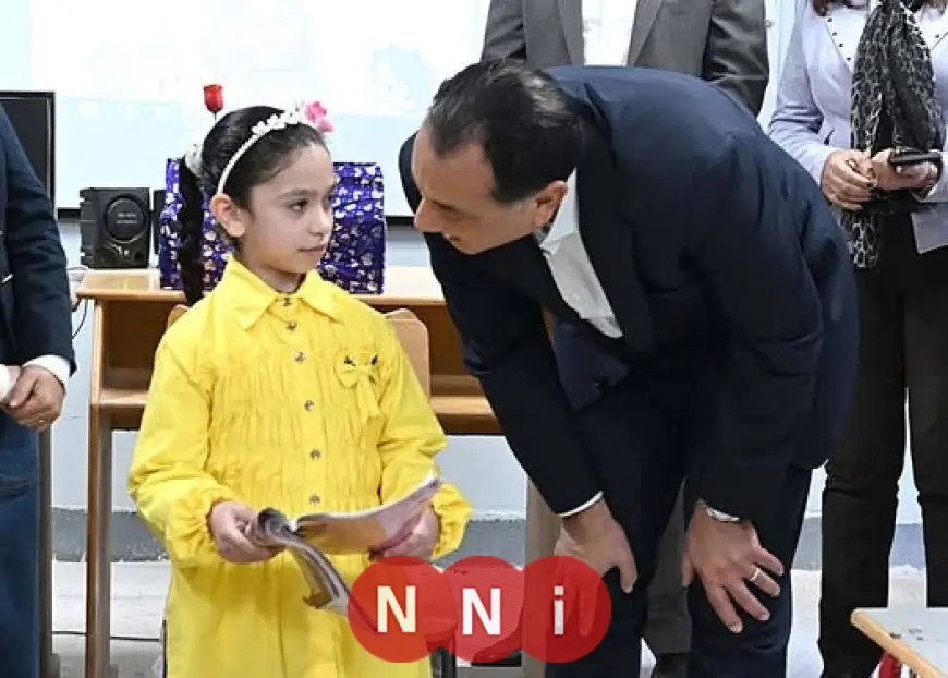 رئيس الوزراء يشارك في فصل دراسي ويستمع لشرح مميز من طالبة بمدرسة أسكر الابتدائية في الجيزة