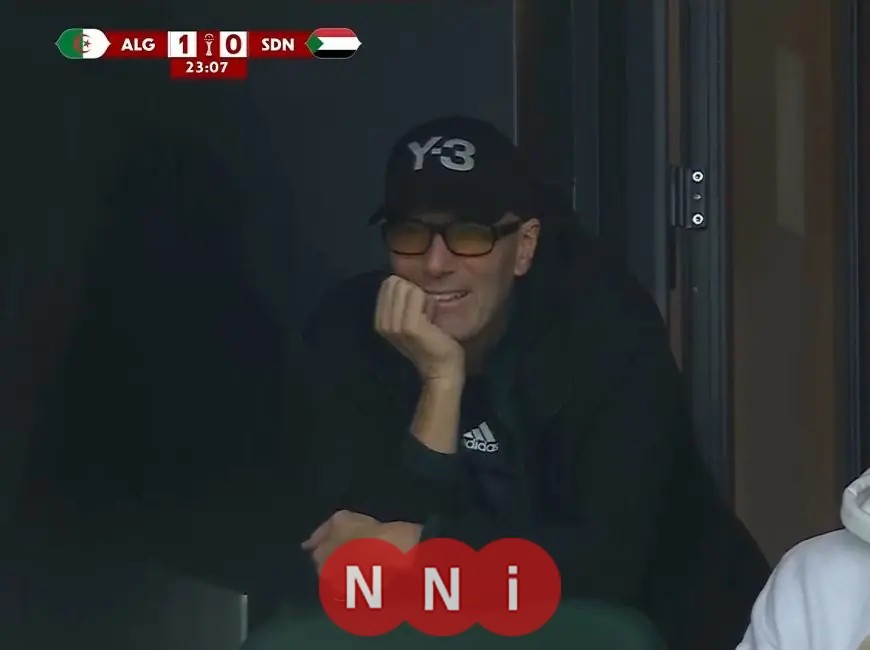 زين الدين زيدان يدعم نجله في مباراة الجزائر ضد السودان بحضور مميز في الملعب