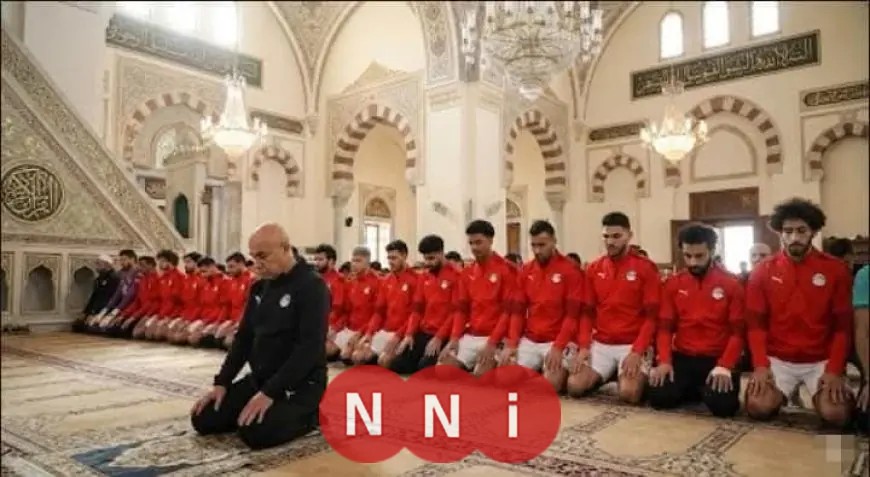 حقيقة صورة أداء لاعبي منتخب مصر لصلاة الجمعة بالشورت قبل مواجهة جنوب إفريقيا