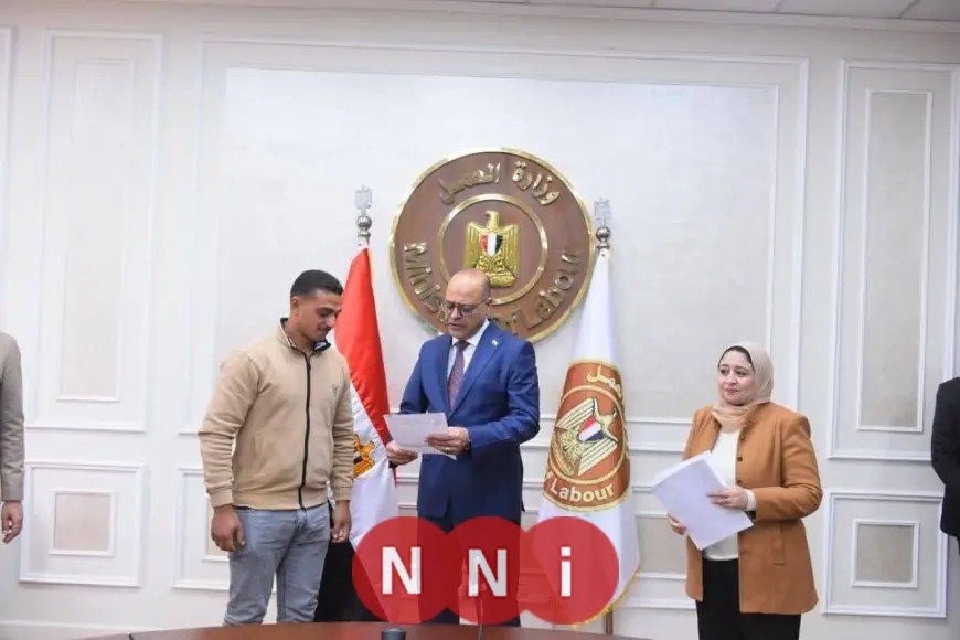 وزير العمل يوزع عقود العمل في الإمارات والأردن ويؤكد: شبابنا هم سفراؤنا في الخارج