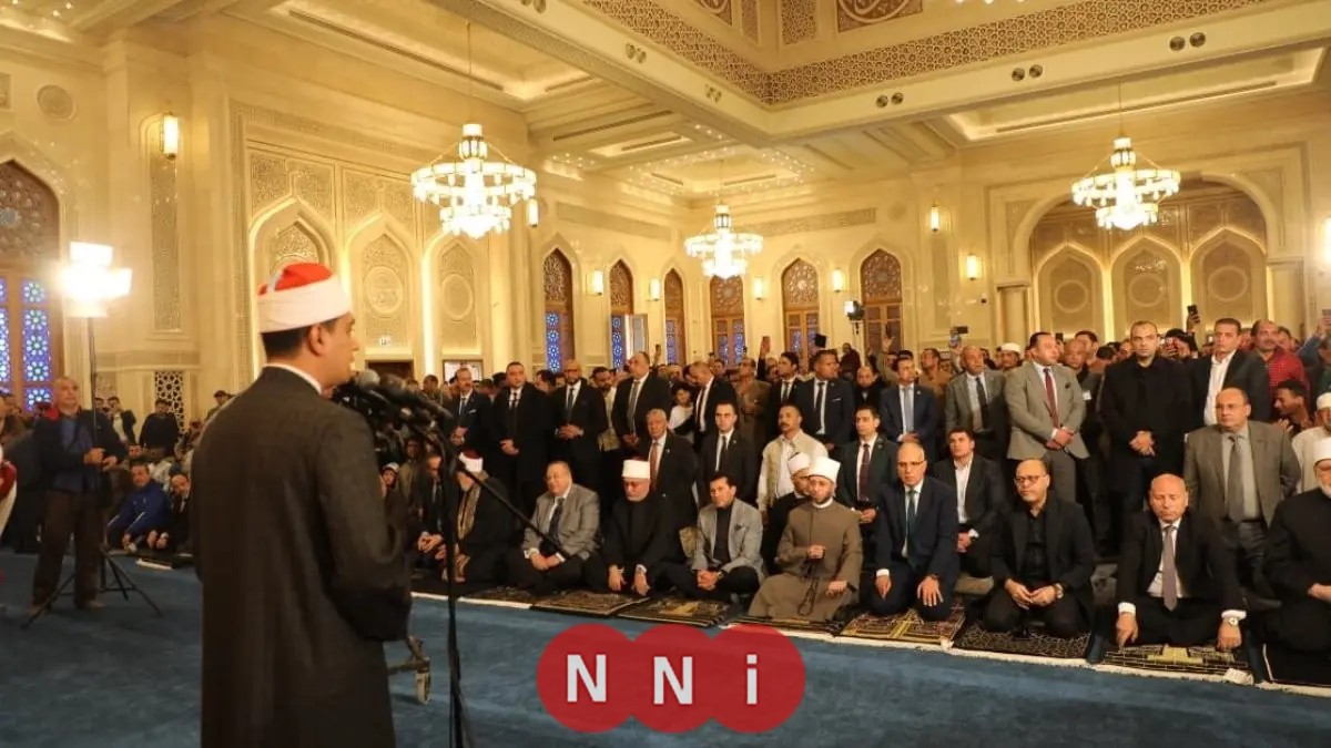 محافظ القاهرة يفتتح مسجد العزيز الحكيم بالمقطم ويؤدي صلاة الجمعة فيه