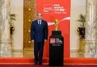 الرئيس السيسي يرحب بوفد فيفا ويلتقط صورًا مميزة مع كأس العالم