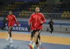 حسام يوسف يهدي جماهير الأهلي كأس السوبر بكل فخر