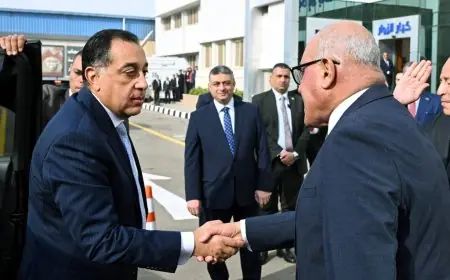 رئيس الوزراء يزور مصنع سيماف لتطوير عربات السكك الحديدية ومترو الأنفاق في حلوان