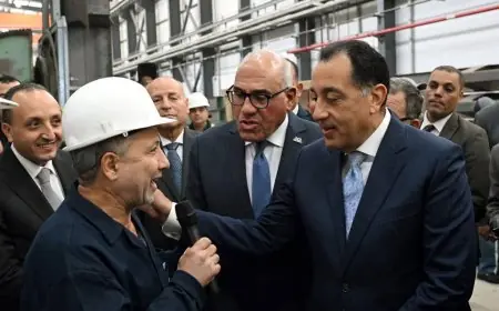 رئيس الوزراء يتفاعل مع عمال المصنع لمناقشة خطط التطوير المستقبلية