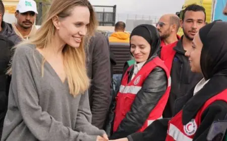 أنجلينا جولي تزور المركز اللوجيستي الرئيسي للهلال الأحمر المصري لتعزيز دعم غزة