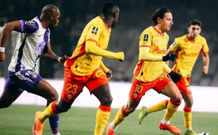 لانس يتصدر الدوري الفرنسي بفوز مثير بثلاثة أهداف على تولوز