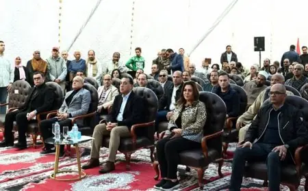 رئيس الوزراء يوزع عقود وحدات سكنية للمستحقين بمدينة الطود