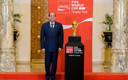 الرئيس السيسي يرحب بوفد فيفا ويلتقط صورًا مميزة مع كأس العالم