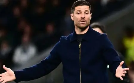 ألونسو يدافع عن فينيسيوس جونيور ويرفض الهتافات العدائية