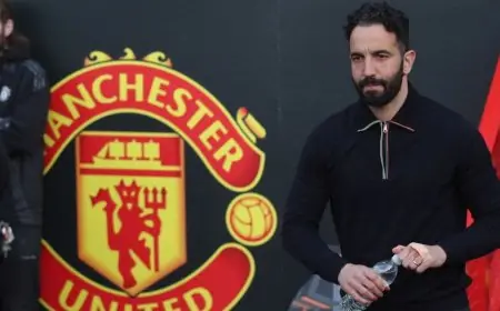 نيفيل يدعو مانشستر يونايتد للتركيز على الاستقرار التدريبي بعد مغادرة أموريم