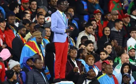 مهاجم الجزائر يسخر من مشجع الكونغو الديمقراطية الواقف بعد سقوط التمثال الحي