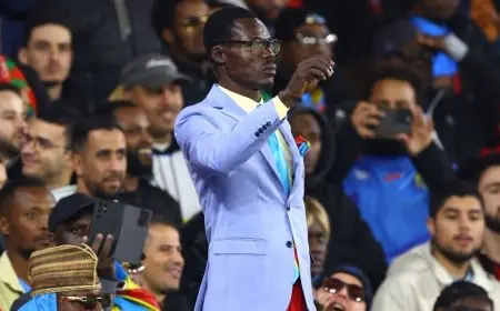 الاتحاد الجزائري يكرّم مشجع الكونغو البارز بإهدائه قميص عمورة الفريد