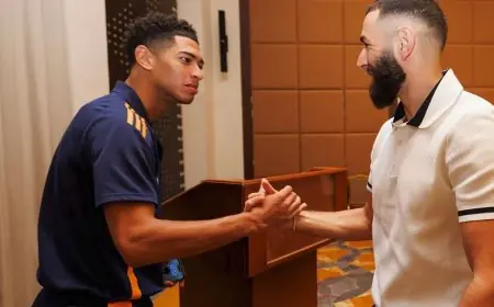 كريم بنزيما يشجع ريال مدريد في مواجهة برشلونة بنهائي كأس السوبر الإسباني