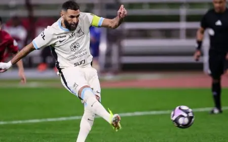 كريم بنزيما يتألق بثلاثية مذهلة في الشوط الأول من مباراة الاتحاد والخلود