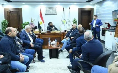 وزير الإسكان يتابع مشروعات القرى السياحية في اجتماع مهم