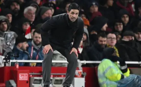 أرتيتا يثني على إدارة سلوت لموقف مارتينيلي عقب إصابة برادلي