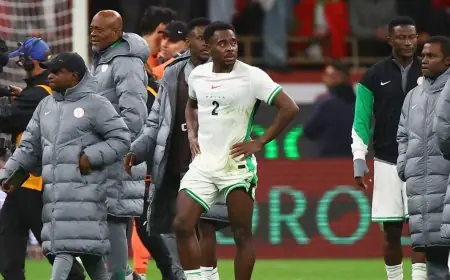 مدافع نيجيريا ينتقد بشدة القرارات التحكيمية ويتمنى النجاح للمغرب