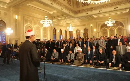 محافظ القاهرة يفتتح مسجد العزيز الحكيم بالمقطم ويؤدي صلاة الجمعة فيه