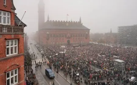 احتجاجات حاشدة في الدنمارك ضد ترامب لدعم جرينلاند