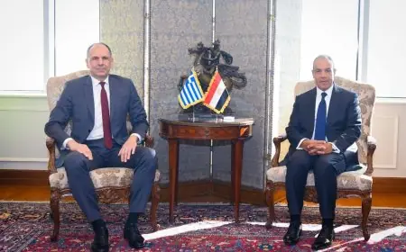 لقاء مثمر بين وزير الخارجية ونظيره اليوناني: مشاورات سياسية واستراتيجية لتعزيز العلاقات