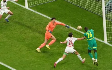 ياسين بونو يتألق بإنقاذ رائع للمغرب في الشوط الأول من نهائي كأس إفريقيا أمام السنغال